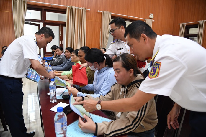 Phối hợp tuyên truyền ngư dân Lý Sơn chống khai thác hải sản bất hợp pháp- Ảnh 1. Phối hợp tuyên truyền ngư dân Lý Sơn chống khai thác hải sản bất hợp pháp- Ảnh 1.