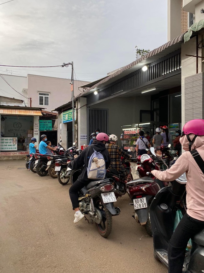 328 người nhập viện sau khi ăn bánh mì: 2 trẻ sốc nặng thở máy, mở thêm đơn vị cấp cứu- Ảnh 2. 328 người nhập viện sau khi ăn bánh mì: 2 trẻ sốc nặng thở máy, mở thêm đơn vị cấp cứu- Ảnh 2.
