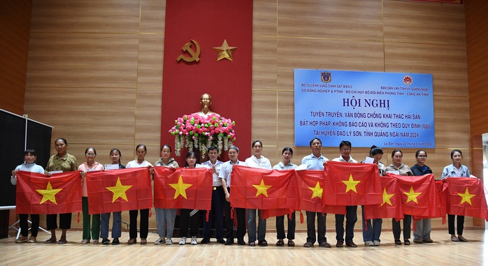 Phối hợp tuyên truyền ngư dân Lý Sơn chống khai thác hải sản bất hợp pháp- Ảnh 2. Phối hợp tuyên truyền ngư dân Lý Sơn chống khai thác hải sản bất hợp pháp- Ảnh 2.