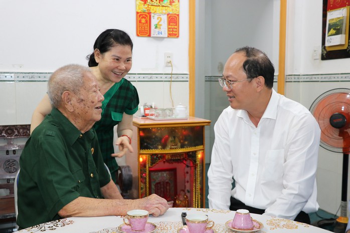 Lãnh đạo TP HCM thăm hỏi cựu chiến binh Điện Biên Phủ- Ảnh 1. Lãnh đạo TP HCM thăm hỏi cựu chiến binh Điện Biên Phủ- Ảnh 1.