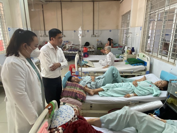 328 người nhập viện sau khi ăn bánh mì: 2 trẻ sốc nặng thở máy, mở thêm đơn vị cấp cứu- Ảnh 1. 328 người nhập viện sau khi ăn bánh mì: 2 trẻ sốc nặng thở máy, mở thêm đơn vị cấp cứu- Ảnh 1.