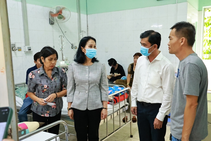 Tiệm bánh mì bán hơn 1.000 ổ mỗi ngày nhưng không có giấy an toàn thực phẩm- Ảnh 1. Tiệm bánh mì bán hơn 1.000 ổ mỗi ngày nhưng không có giấy an toàn thực phẩm- Ảnh 1.