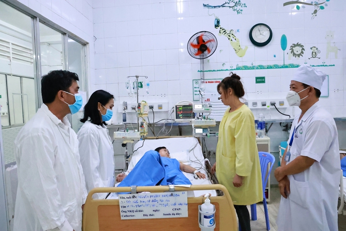Tiệm bánh mì bán hơn 1.000 ổ mỗi ngày nhưng không có giấy an toàn thực phẩm- Ảnh 2. Tiệm bánh mì bán hơn 1.000 ổ mỗi ngày nhưng không có giấy an toàn thực phẩm- Ảnh 2.