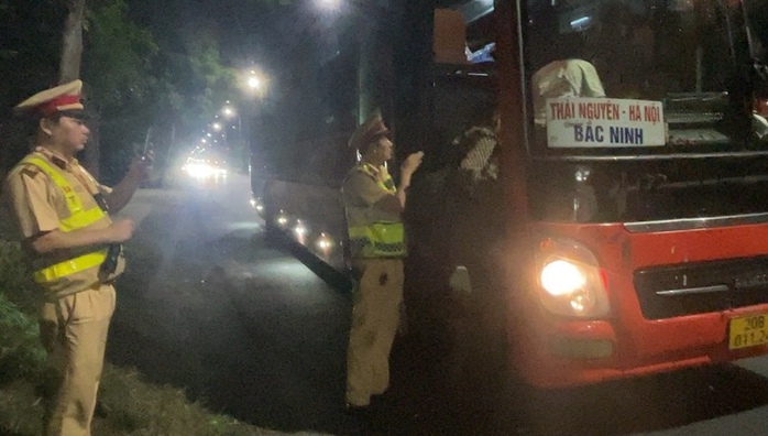 Hai anh em bị nhà xe bỏ lại, phải ngủ trên đèo Hải Vân- Ảnh 1. Hai anh em bị nhà xe bỏ lại, phải ngủ trên đèo Hải Vân- Ảnh 1.