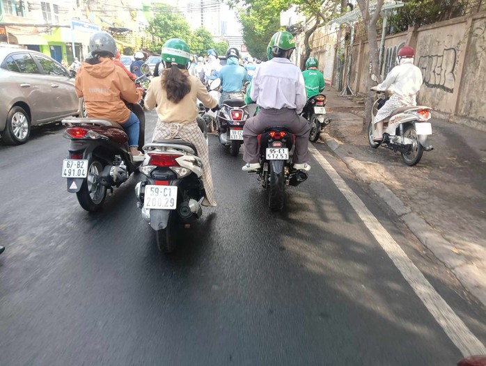 TP HCM: Xuất hiện cơn "mưa vàng" sau kỳ nghỉ lễ- Ảnh 2. TP HCM: Xuất hiện cơn "mưa vàng" sau kỳ nghỉ lễ- Ảnh 2.