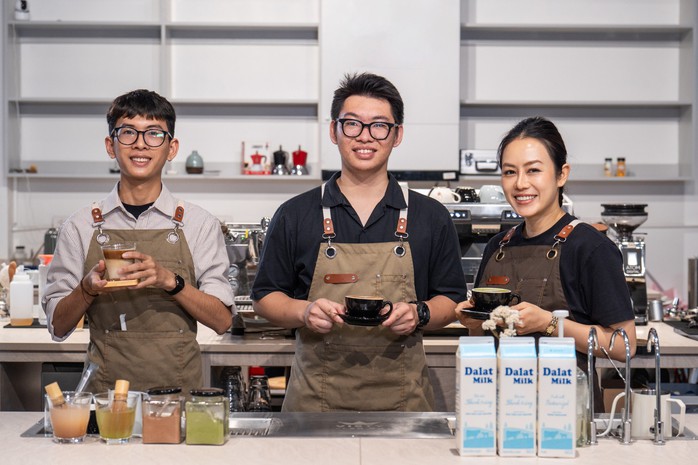 Dalatmilk được các đánh giá là thương hiệu sữa tươi pha chế hàng đầu dành cho barista chuyên nghiệp Dalatmilk được các đánh giá là thương hiệu sữa tươi pha chế hàng đầu dành cho barista chuyên nghiệp