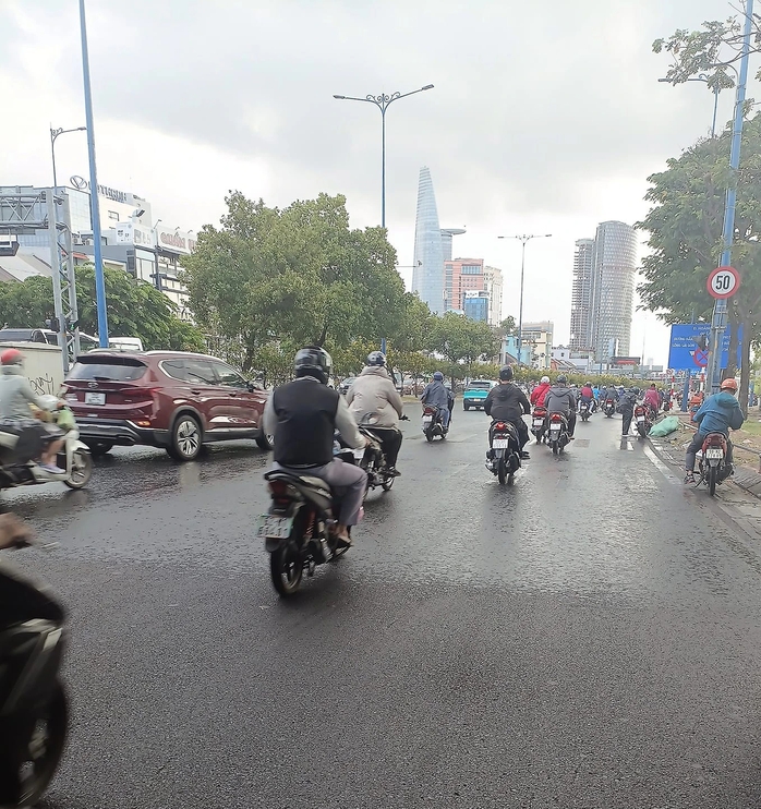 TP HCM: Xuất hiện cơn "mưa vàng" sau kỳ nghỉ lễ- Ảnh 1. TP HCM: Xuất hiện cơn "mưa vàng" sau kỳ nghỉ lễ- Ảnh 1.