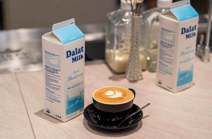 Thức uống yêu thích của nhà vô địch VNBC 2023 vào mỗi sáng luôn là ly Latte nóng được pha từ hạt cà phê đặc sản và sữa tươi nguyên chất Dalatmilk Thức uống yêu thích của nhà vô địch VNBC 2023 vào mỗi sáng luôn là ly Latte nóng được pha từ hạt cà phê đặc sản và sữa tươi nguyên chất Dalatmilk