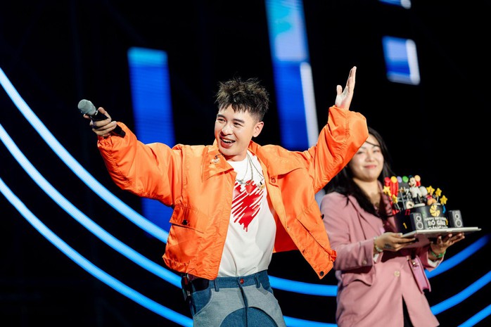 Đen, Mỹ Linh và hàng loạt ca sĩ “cháy” hết mình trên sân khấu Charm Fantasea 2024- Ảnh 4. Đen, Mỹ Linh và hàng loạt ca sĩ “cháy” hết mình trên sân khấu Charm Fantasea 2024- Ảnh 4.