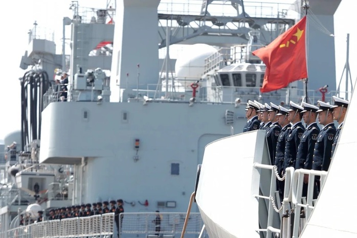 Các sĩ quan trên tàu hải quân Trung Quốc. Ảnh: Tân Hoa Xã Các sĩ quan trên tàu hải quân Trung Quốc. Ảnh: Tân Hoa Xã