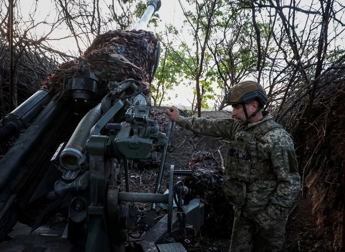 Lính Ukraine khai hỏa pháo ở Donetsk. Ảnh: Reuters Lính Ukraine khai hỏa pháo ở Donetsk. Ảnh: Reuters