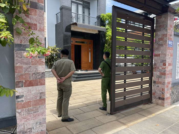 Hình ảnh công an khám xét nhà giám đốc Sở Y tế tỉnh Bà Rịa - Vũng Tàu- Ảnh 2. Hình ảnh công an khám xét nhà giám đốc Sở Y tế tỉnh Bà Rịa - Vũng Tàu- Ảnh 2.