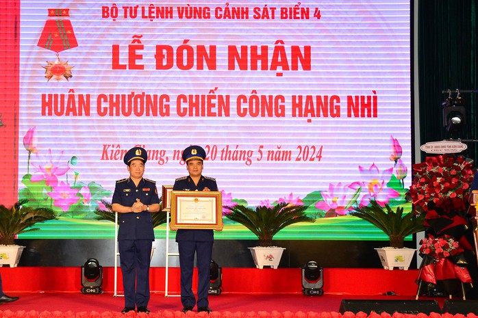 Bộ Tư lệnh Vùng Cảnh sát biển 4 nhận Huân chương Chiến công- Ảnh 3. Bộ Tư lệnh Vùng Cảnh sát biển 4 nhận Huân chương Chiến công- Ảnh 3.
