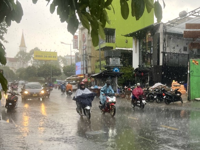 Mưa lớn trút xuống TP HCM lúc sáng sớm- Ảnh 1. Mưa lớn trút xuống TP HCM lúc sáng sớm- Ảnh 1.