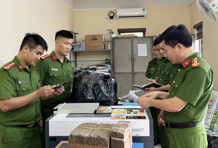 Phá đường dây sản xuất hàng ngàn giấy phép lái xe giả- Ảnh 2. Phá đường dây sản xuất hàng ngàn giấy phép lái xe giả- Ảnh 2.