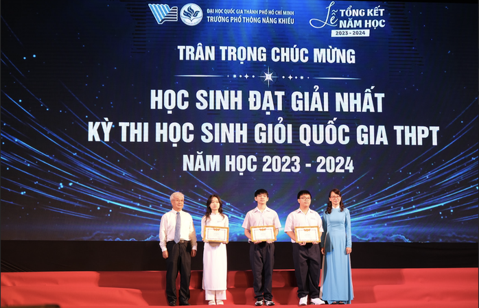 120 học sinh Trường Phổ thông Năng khiếu nhận học bổng trên 100 tỉ đồng- Ảnh 1. 120 học sinh Trường Phổ thông Năng khiếu nhận học bổng trên 100 tỉ đồng- Ảnh 1.