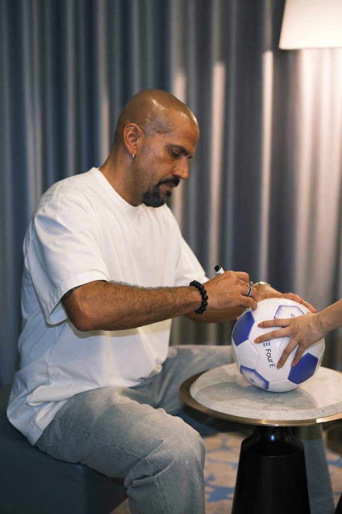 Cựu sao Manchester United Juan Veron đến thăm Việt Nam- Ảnh 2. Cựu sao Manchester United Juan Veron đến thăm Việt Nam- Ảnh 2.