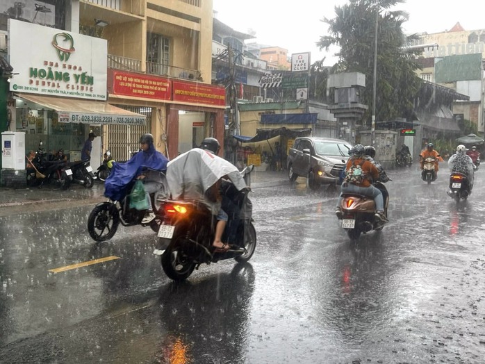 Mưa lớn trút xuống TP HCM lúc sáng sớm- Ảnh 2. Mưa lớn trút xuống TP HCM lúc sáng sớm- Ảnh 2.