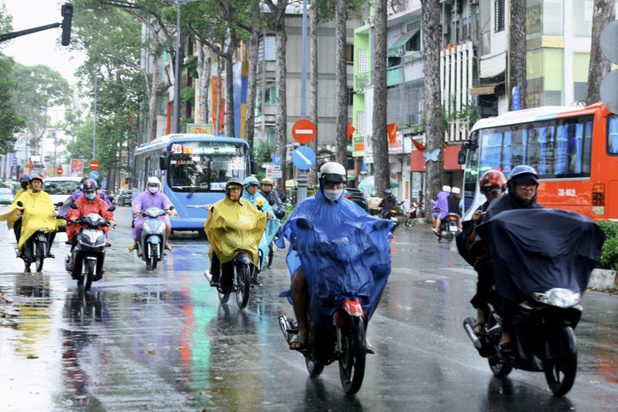 Mưa lớn trút xuống TP HCM lúc sáng sớm- Ảnh 3. Mưa lớn trút xuống TP HCM lúc sáng sớm- Ảnh 3.