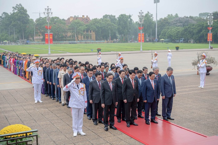 Lãnh đạo Đảng, Nhà nước cùng các đại biểu Quốc hội vào Lăng viếng Chủ tịch Hồ Chí Minh- Ảnh 2. Lãnh đạo Đảng, Nhà nước cùng các đại biểu Quốc hội vào Lăng viếng Chủ tịch Hồ Chí Minh- Ảnh 2.