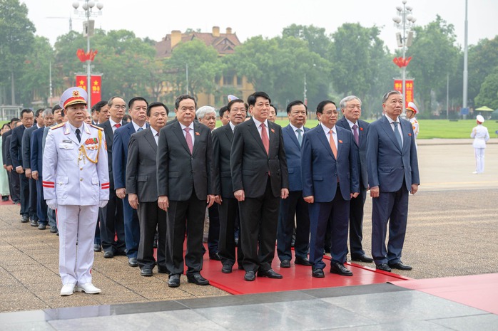 Lãnh đạo Đảng, Nhà nước cùng các đại biểu Quốc hội vào Lăng viếng Chủ tịch Hồ Chí Minh- Ảnh 3. Lãnh đạo Đảng, Nhà nước cùng các đại biểu Quốc hội vào Lăng viếng Chủ tịch Hồ Chí Minh- Ảnh 3.
