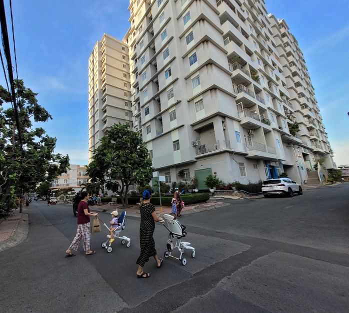 Từ năm 2019, khu nhà ở xã hội của Công ty Lê Thành trên đường Lê Tấn Bê (quận Bình Tân, TP HCM) được đưa vào sử dụng, với quy mô 930 căn hộ. Dự án này có giá khởi điểm khoảng 500 triệu đồng một căn. Sau 3 năm, các căn hộ đều kín người ở Ảnh: TẤN THẠNH Từ năm 2019, khu nhà ở xã hội của Công ty Lê Thành trên đường Lê Tấn Bê (quận Bình Tân, TP HCM) được đưa vào sử dụng, với quy mô 930 căn hộ. Dự án này có giá khởi điểm khoảng 500 triệu đồng một căn. Sau 3 năm, các căn hộ đều kín người ở Ảnh: TẤN THẠNH