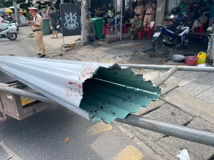 Xe chở tôn đi ngược chiều “chém” chết người đi xe máy- Ảnh 2. Xe chở tôn đi ngược chiều “chém” chết người đi xe máy- Ảnh 2.