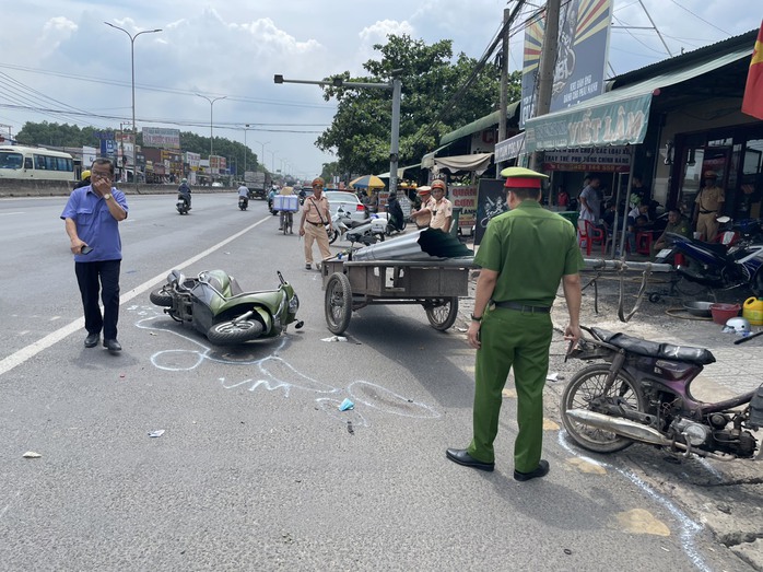Xe chở tôn đi ngược chiều “chém” chết người đi xe máy- Ảnh 1. Xe chở tôn đi ngược chiều “chém” chết người đi xe máy- Ảnh 1.