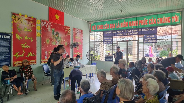 MC Tấn Tài cùng á hậu Lệ Hằng chăm lo cho cụ già neo đơn- Ảnh 2. MC Tấn Tài cùng á hậu Lệ Hằng chăm lo cho cụ già neo đơn- Ảnh 2.