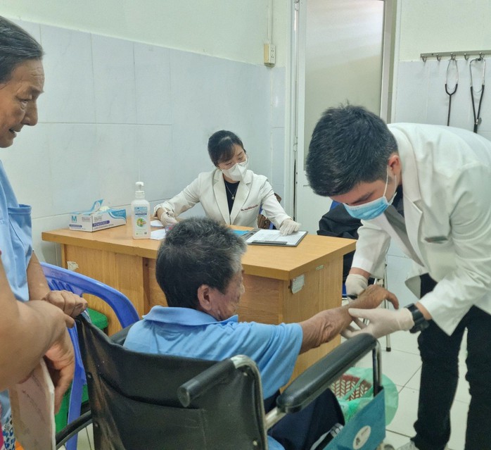 MC Tấn Tài cùng á hậu Lệ Hằng chăm lo cho cụ già neo đơn- Ảnh 4. MC Tấn Tài cùng á hậu Lệ Hằng chăm lo cho cụ già neo đơn- Ảnh 4.