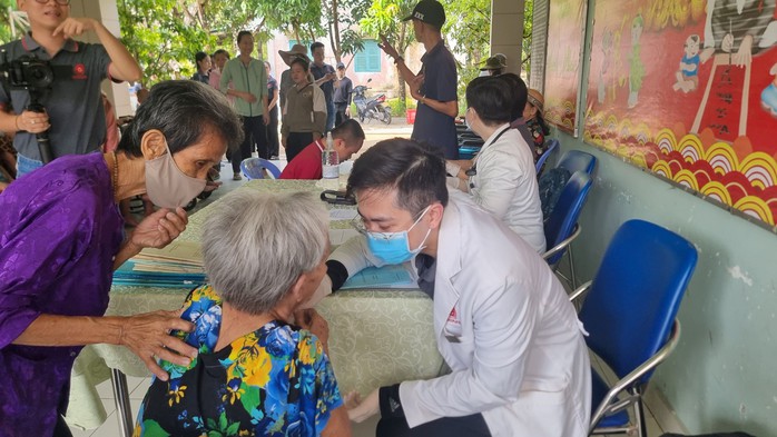 MC Tấn Tài cùng á hậu Lệ Hằng chăm lo cho cụ già neo đơn- Ảnh 6. MC Tấn Tài cùng á hậu Lệ Hằng chăm lo cho cụ già neo đơn- Ảnh 6.