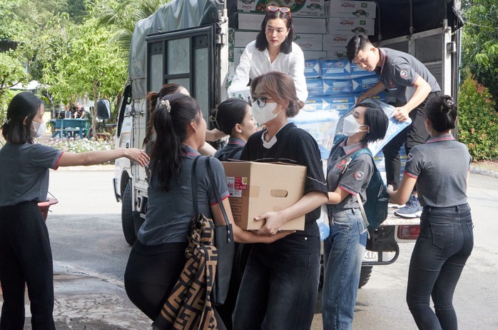 MC Tấn Tài cùng á hậu Lệ Hằng chăm lo cho cụ già neo đơn- Ảnh 5. MC Tấn Tài cùng á hậu Lệ Hằng chăm lo cho cụ già neo đơn- Ảnh 5.