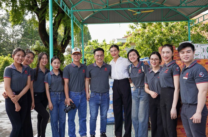 MC Tấn Tài cùng á hậu Lệ Hằng chăm lo cho cụ già neo đơn- Ảnh 3. MC Tấn Tài cùng á hậu Lệ Hằng chăm lo cho cụ già neo đơn- Ảnh 3.
