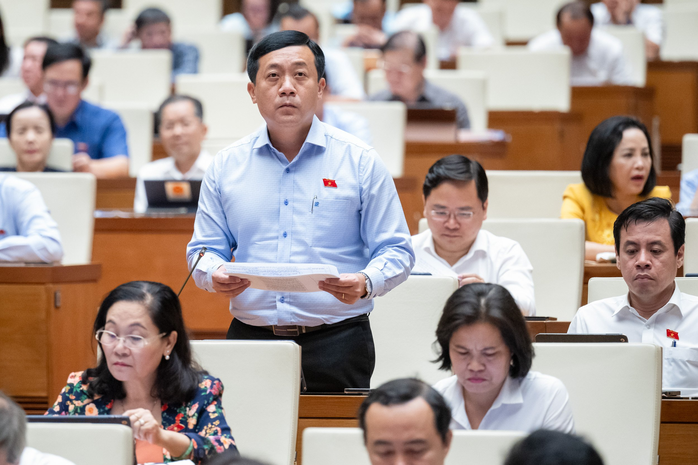 Đại biểu Hà Phước Thắng: Đề nghị được sử dụng gầm cầu, dạ cầu làm bãi đỗ xe, khu thể thao- Ảnh 1. Đại biểu Hà Phước Thắng: Đề nghị được sử dụng gầm cầu, dạ cầu làm bãi đỗ xe, khu thể thao- Ảnh 1.