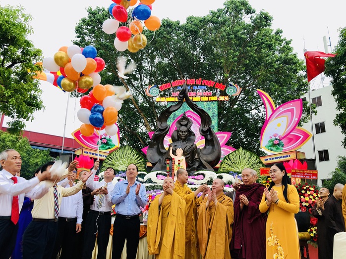 TP HCM mừng Đại lễ Phật đản và tưởng niệm 61 năm Bồ tát Quảng Đức vị pháp thiêu thân- Ảnh 1. TP HCM mừng Đại lễ Phật đản và tưởng niệm 61 năm Bồ tát Quảng Đức vị pháp thiêu thân- Ảnh 1.