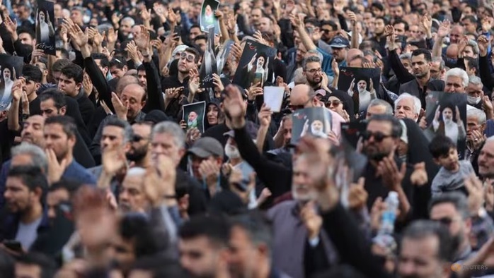 Người dân Iran tưởng niệm cố Tổng thống Iran Ebrahim Raisi tại Tehran ngày 20-5. Ảnh: Reuters Người dân Iran tưởng niệm cố Tổng thống Iran Ebrahim Raisi tại Tehran ngày 20-5. Ảnh: Reuters