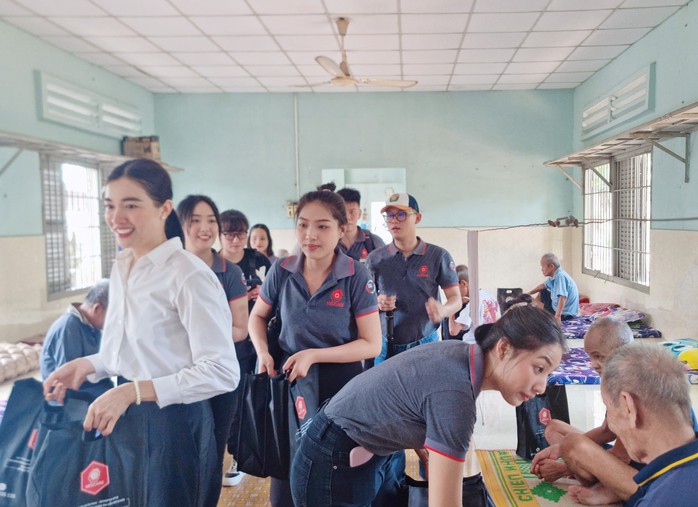 MC Tấn Tài cùng á hậu Lệ Hằng chăm lo cho cụ già neo đơn- Ảnh 1. MC Tấn Tài cùng á hậu Lệ Hằng chăm lo cho cụ già neo đơn- Ảnh 1.