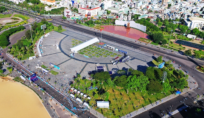 Bình Định bắn pháo hoa trong đêm khai mạc chuỗi sự kiện du lịch hè 2024- Ảnh 1. Bình Định bắn pháo hoa trong đêm khai mạc chuỗi sự kiện du lịch hè 2024- Ảnh 1.