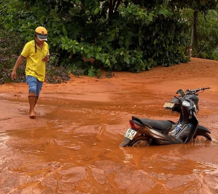 Lũ cát, bùn đỏ vùi lấp đường du lịch Mũi Né, nhiều nhà dân, xe cộ- Ảnh 3. Lũ cát, bùn đỏ vùi lấp đường du lịch Mũi Né, nhiều nhà dân, xe cộ- Ảnh 3.