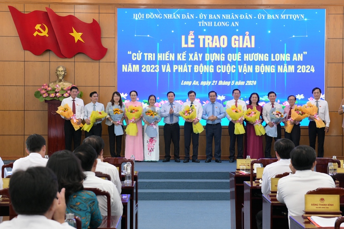 Cử tri sôi nổi hiến kế xây dựng quê hương Long An- Ảnh 1. Cử tri sôi nổi hiến kế xây dựng quê hương Long An- Ảnh 1.