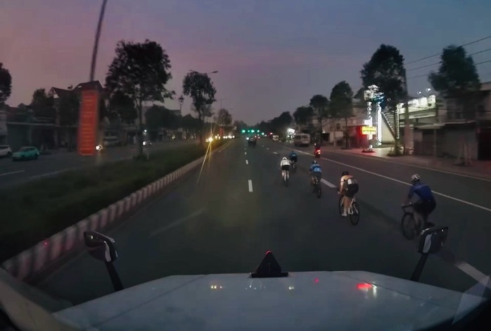 Bức xúc với clip đoàn người đi xe đạp chạy sang làn ô tô ở Bình Dương- Ảnh 1. Bức xúc với clip đoàn người đi xe đạp chạy sang làn ô tô ở Bình Dương- Ảnh 1.