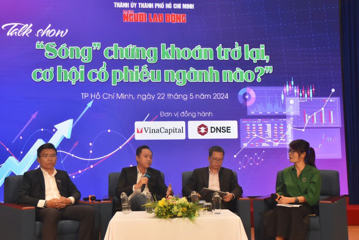 Các chuyên gia khách mời tham dự talkshow chứng khoán do Báo Người Lao Động tổ chức chiều 22-5 Ảnh: TẤN THẠNH Các chuyên gia khách mời tham dự talkshow chứng khoán do Báo Người Lao Động tổ chức chiều 22-5 Ảnh: TẤN THẠNH