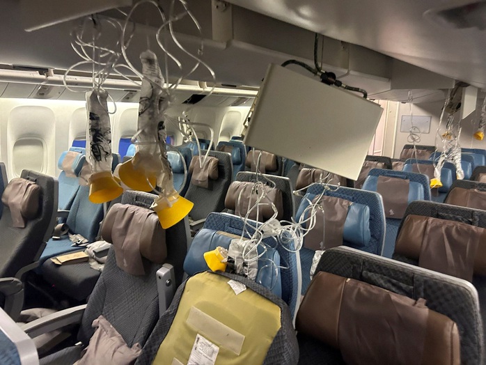 Khung cảnh bên trong chiếc máy bay gặp sự cố nhiễu loạn của Hãng Hàng không Singapore Airlines hôm 21-5.Ảnh: Reuters