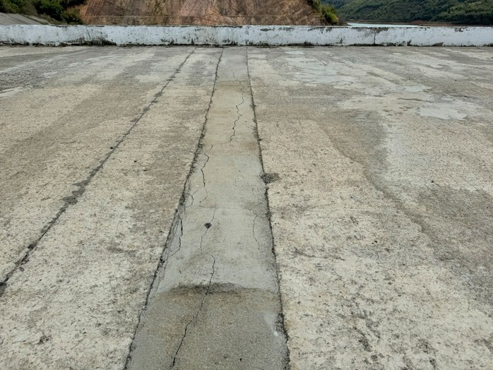 Đập thủy lợi 375 tỉ đồng chưa bàn giao đã bị lún, nứt chằng chịt
- Ảnh 6. Đập thủy lợi 375 tỉ đồng chưa bàn giao đã bị lún, nứt chằng chịt
- Ảnh 6.