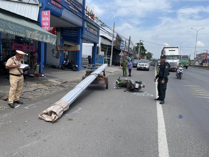 Đồng Nai: Tạm giữ lái xe chở tôn Đồng Nai: Tạm giữ lái xe chở tôn
