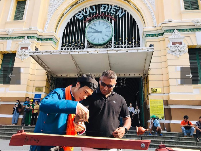 Chương trình Giới thiệu Nghệ thuật cải lương và Nhạc cụ dân tộc do Trường Đại học FPT TP HCM và Nhà hát Trần Hữu Trang phối hợp tổ chức biểu diễn tại Bưu điện TP HCM, thu hút đông du khách Ảnh: THANH HIỆP Chương trình Giới thiệu Nghệ thuật cải lương và Nhạc cụ dân tộc do Trường Đại học FPT TP HCM và Nhà hát Trần Hữu Trang phối hợp tổ chức biểu diễn tại Bưu điện TP HCM, thu hút đông du khách Ảnh: THANH HIỆP