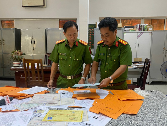 TP HCM: Phát hiện đường dây làm bằng cấp, giấy tờ giả quy mô lớn- Ảnh 1. TP HCM: Phát hiện đường dây làm bằng cấp, giấy tờ giả quy mô lớn- Ảnh 1.