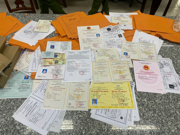 TP HCM: Phát hiện đường dây làm bằng cấp, giấy tờ giả quy mô lớn- Ảnh 2. TP HCM: Phát hiện đường dây làm bằng cấp, giấy tờ giả quy mô lớn- Ảnh 2.