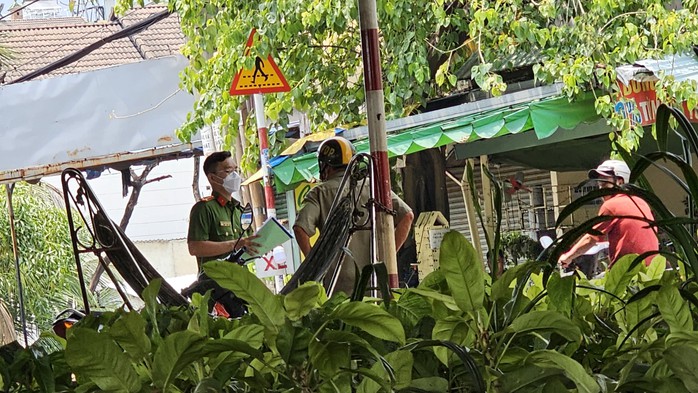 TP HCM: Người đàn ông chết bất thường dưới gầm cầu vượt- Ảnh 1. TP HCM: Người đàn ông chết bất thường dưới gầm cầu vượt- Ảnh 1.