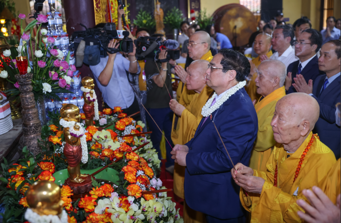 Thủ tướng Phạm Minh Chính dự Đại lễ Phật đản 2024- Ảnh 2. Thủ tướng Phạm Minh Chính dự Đại lễ Phật đản 2024- Ảnh 2.